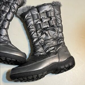 totes Women's Metallic Gray Quilted Winter Boots with Faux Fur Trim